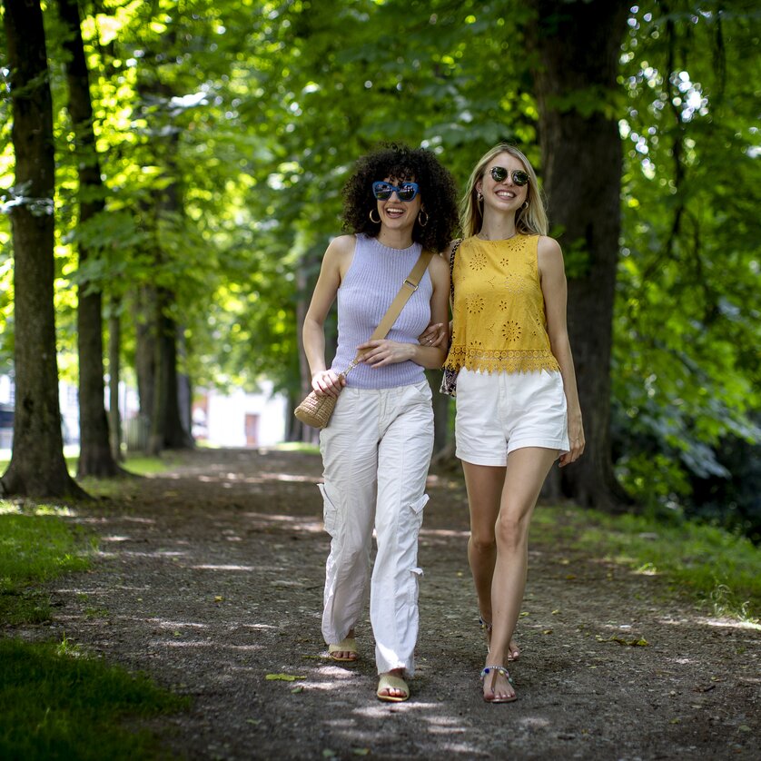 Amiche nel Parco della città di Graz | © Graz Tourismus - Tom Lamm Due donne passeggiano nel Parco della città di Graz. | © Graz Tourismus - Tom Lamm