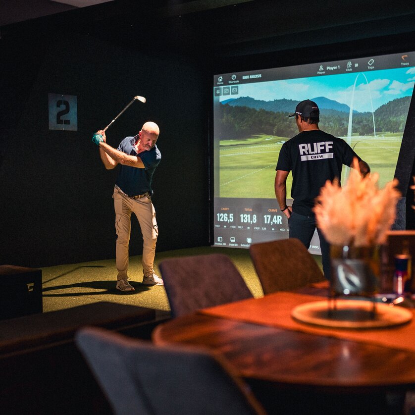 Ruff Golf Graz | © GEPA I RUFF Golf Graz Giocatore di golf che colpisce in un simulatore di golf. | © GEPA I RUFF Golf Graz