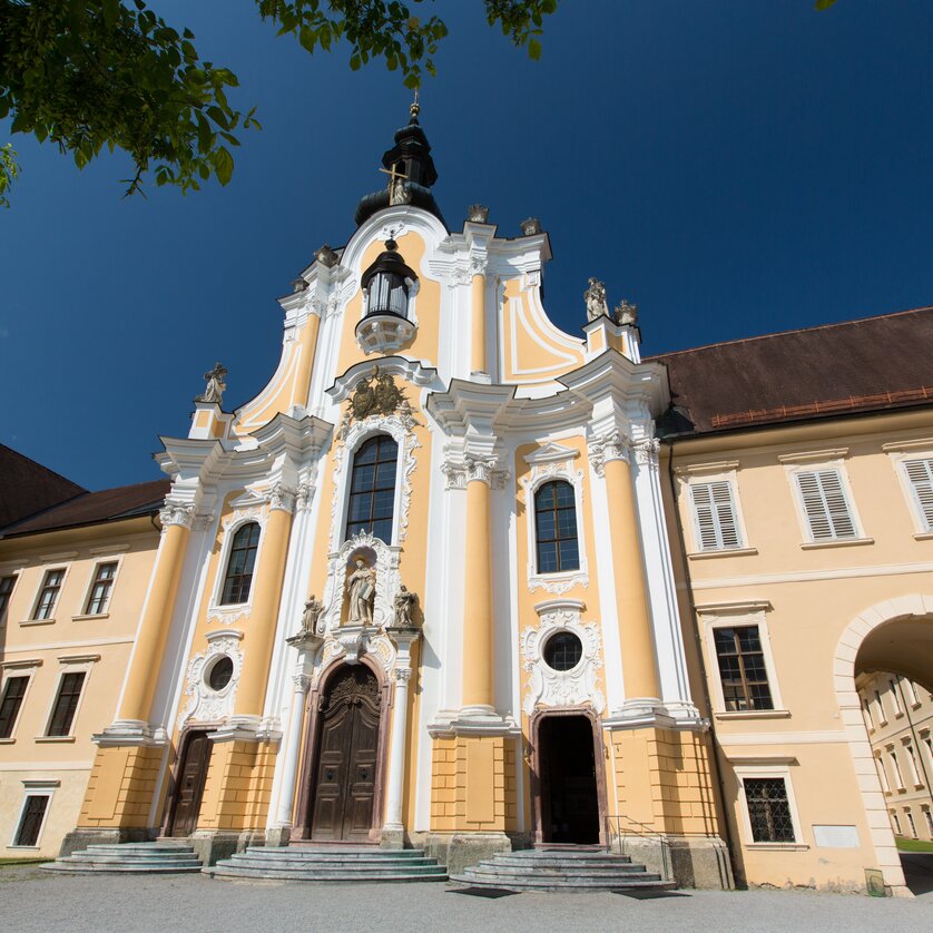 © Region Graz - Harry Schiffer View of the baroque facade of Stift Rein against a clear sky. | © Region Graz - Harry Schiffer